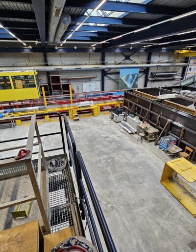 Une halle industrielle avec des machines.